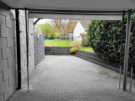 Blick vom Wohnzimmer über die Terrasse in den Garten