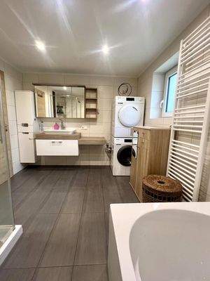 Bad mit Wanne, Dusche und WC (EG)