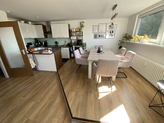 Blick in die Küche mit Esszimmer