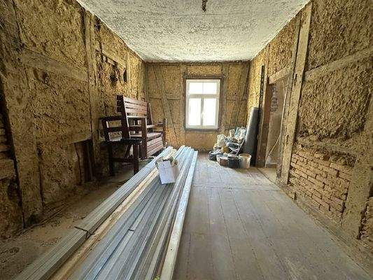 umfangreiche Baumaterialien vorhanden