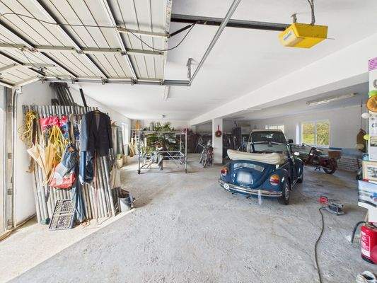 Gewerbehalle mit Rolltor