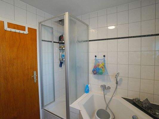 Mit Wanne und Dusche