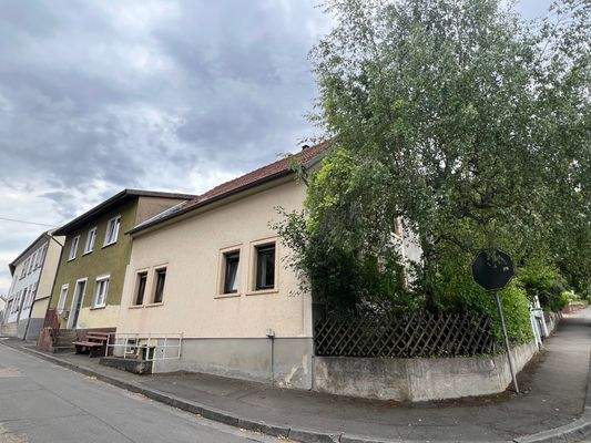 Hausansicht mit Eingang zum Gewölbekeller