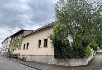 Hausansicht mit Eingang zum Gewölbekeller