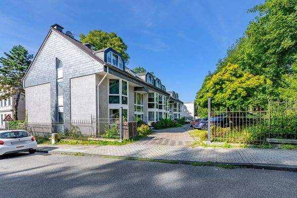 Straßenansicht mit Einfahrt