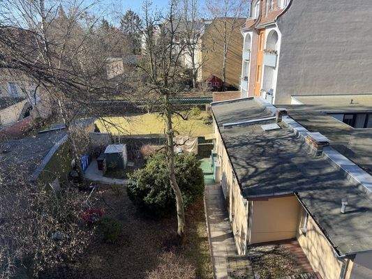 Blick vom Balkon in den Innenhof