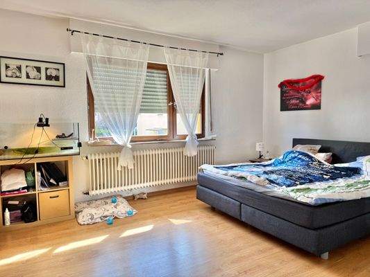 Wohnzimmer / Schlafzimmer Wohnung OG