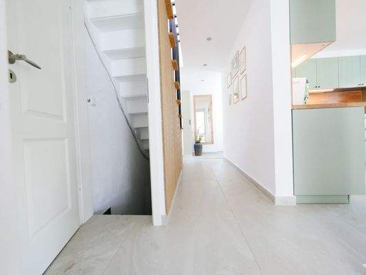 Flurbereich mit Zugang mit Zugang zum Keller