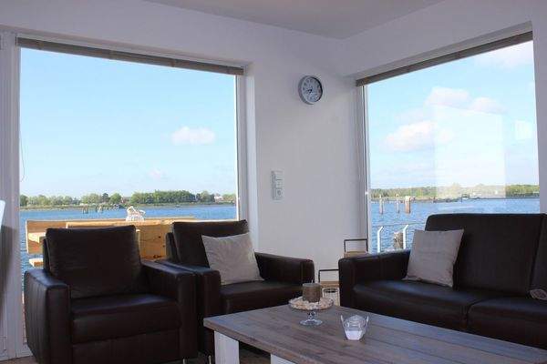 Wohnzimmer mit Wasserblick