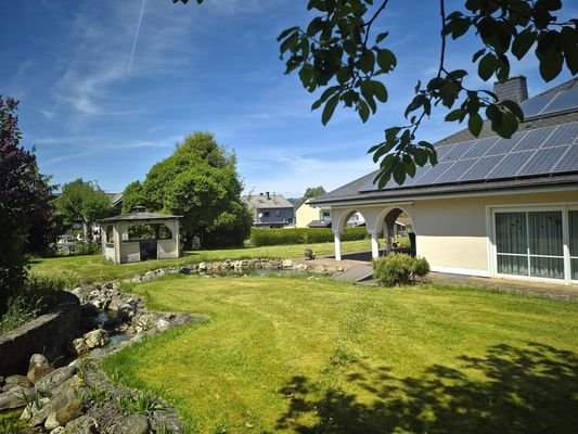 Gartenanlage mit Bachlauf
