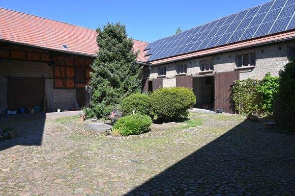 Hof mit Blick zu den Scheunen.jpg