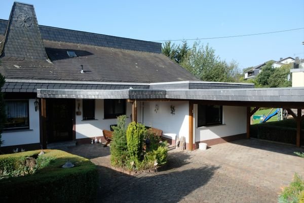 Hauseingang mit Carport