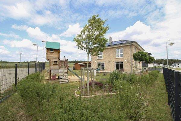 Garten mit Spielplatz