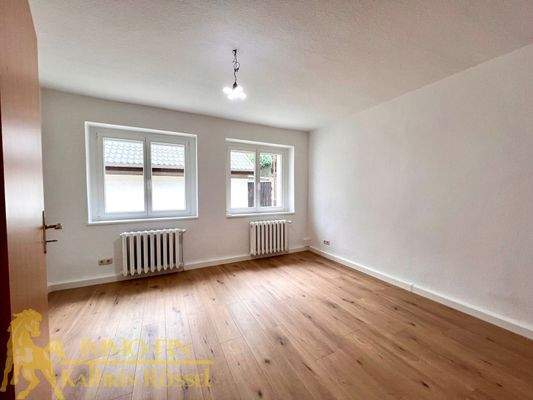 Schlafzimmer mit Außenjalousien