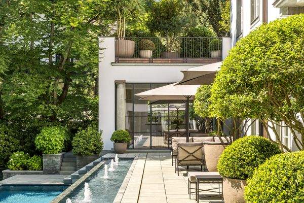 Bildschöne Terrasse mit Wasserspiel