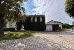 Seitenanblick mit Garage und Ferienhaus