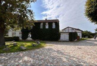 Seitenanblick mit Garage und Ferienhaus