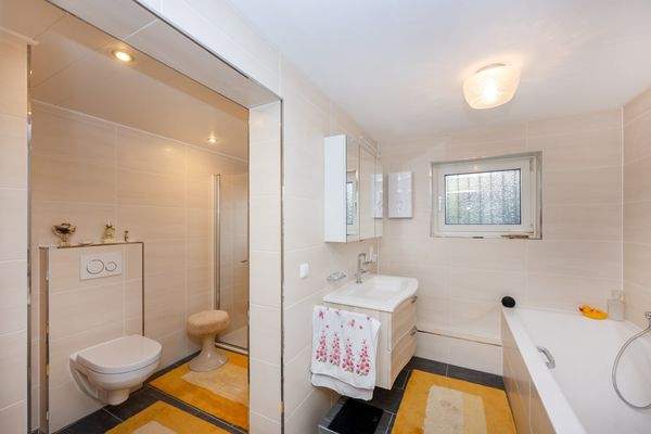 Badezimmer mit Dusche KG