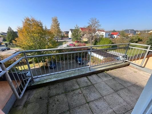 Balkon zum Hinterhof mit viel Sonne