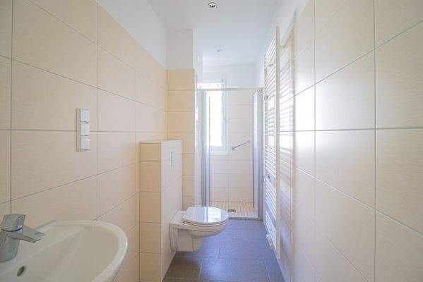 Bad mit Fenster und Dusche