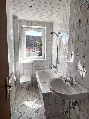 Badezimmer mit Fenster + Wanne