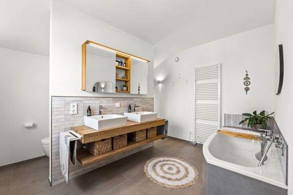 Badezimmer mit Dusche und Wanne