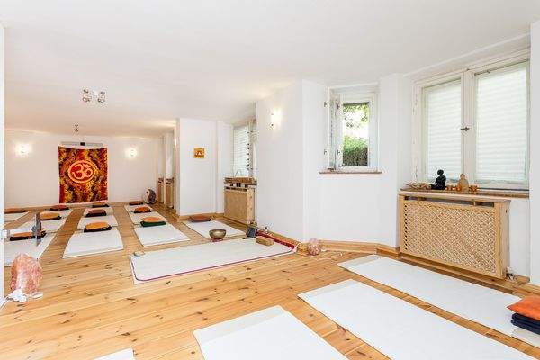 großes Zimmer zur Straße 