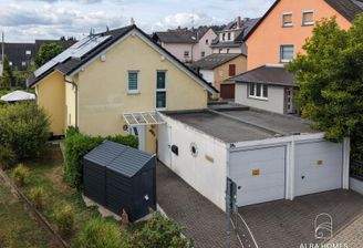 Neuwertiges Einfamilienhaus mit Photovoltaik und zwei Garagen