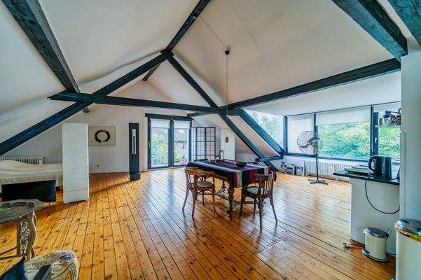 viel Helligkeit durch große Fenster Wohneinheit 2