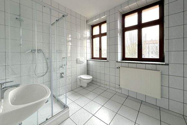 Badezimmer mit Dusche (1. OG)