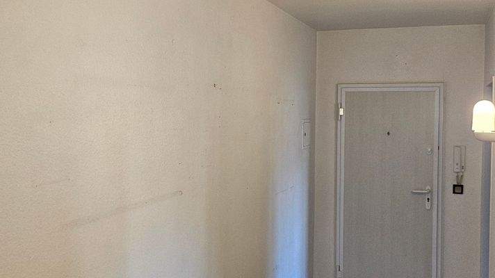 Flur mit Blick zur Sicherheitseingangstür