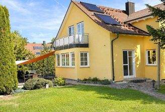 Blick vom Garten auf das Haus