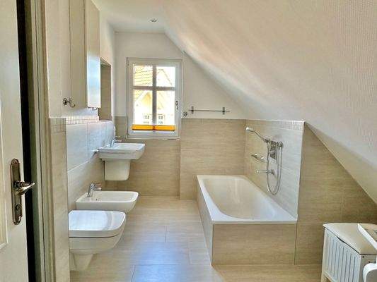 Stilvolles Vollbad mit Fenster