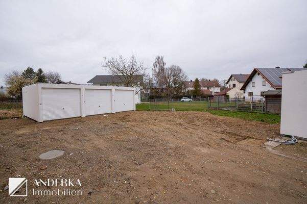 Hof für Garagen/Stellplätze