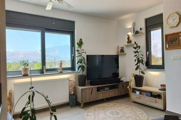 Kreta, Kalamitsi Amigdali: Charmantes kretisches Haus mit privatem Olivenhain und Bergblick zu verkaufen