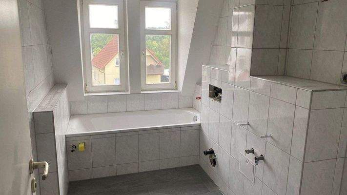 Bad mit Wanne und Dusche Bild 1.jpg