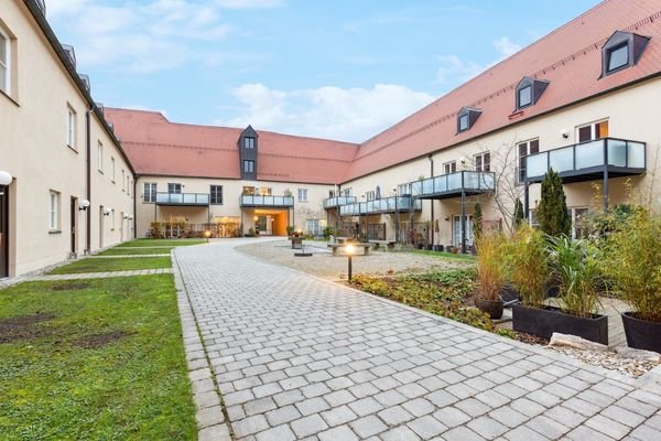 Schloss mit Blick auf Eingangsbereich