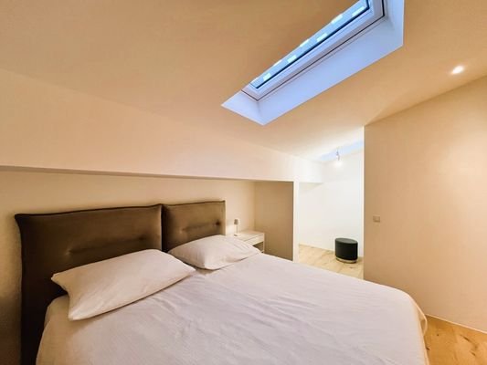 Elektrisches Dachfenster über den Bett mit Regensensor