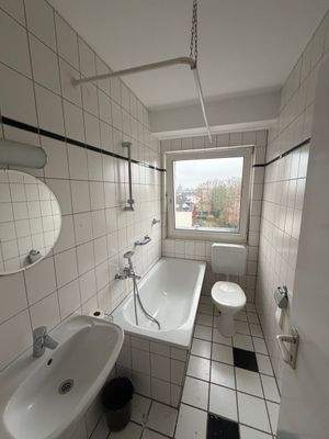 Weiß gefliestes Badezimmer