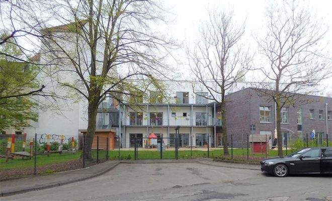 gegenüber liegende Straßenseite 