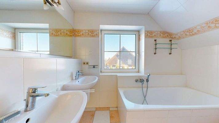 Vollbad mit Badewanne & Dusche