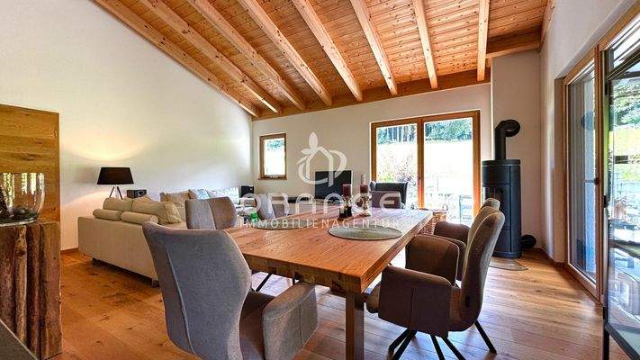 Essbereich mit Aussicht ins Grüne