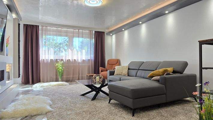 Wohnzimmer mit Zugang zum Balkon