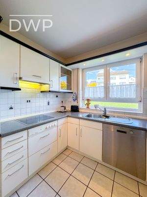 Vollausgestattete Küche mit Gartenblick