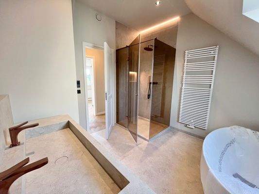 stylisches Bad mit bodengleicher Dusche