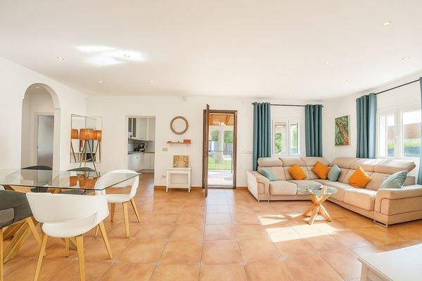 Wohn-, Essbereich und Zugang