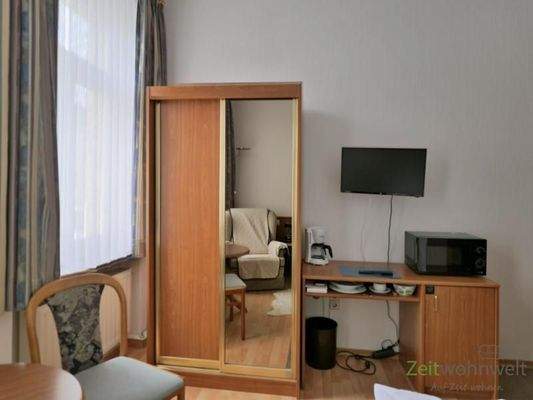 Kleiderschrank und TV