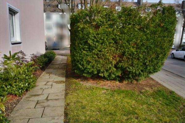 Seitengang am Grundstück