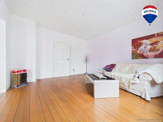 REMAX Immobilien DeLux Einfamilienhaus Wohnzimmer Schiffweiler Mark Borowicz