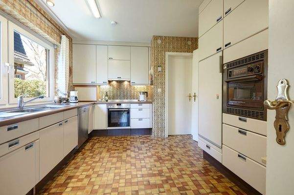 Küche mit ausreichend Staufläche und Kellerabgang